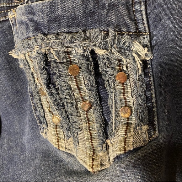 Thaxx Colombian Distressed, Butt Lifting, Capri Jeans.  Size 5 - Picture 5 of 6